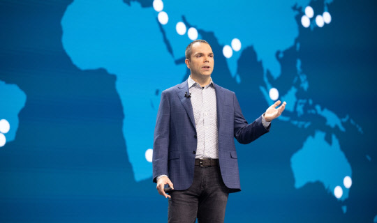 클레이 마고요크 오라클 클라우드 인프라스트럭처 총괄 부사장이 19일(현지시간) 미국 라스베이거스에서 열린 '오라클 클라우드월드 2022'에서 기조연설을 하고 있다. 오라클 제공